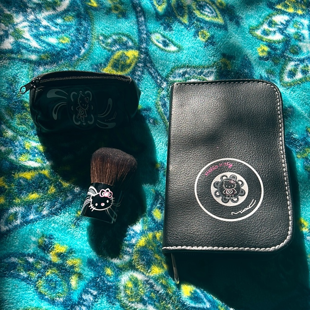 MAC cosmetics & Hello Kitty brush travel set & kabuki brush with travel bag
